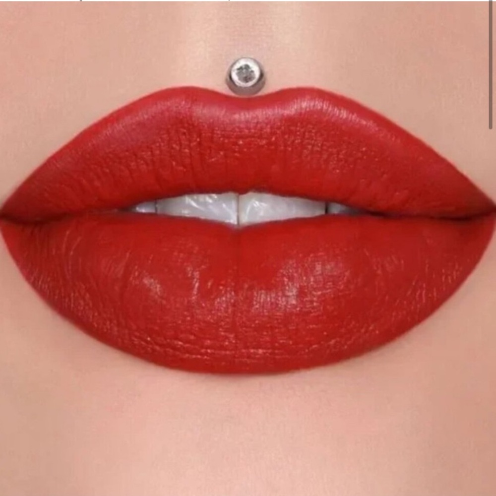Jeffree Star Velvet trap lipstick in shade Best hair, a vibrant red new